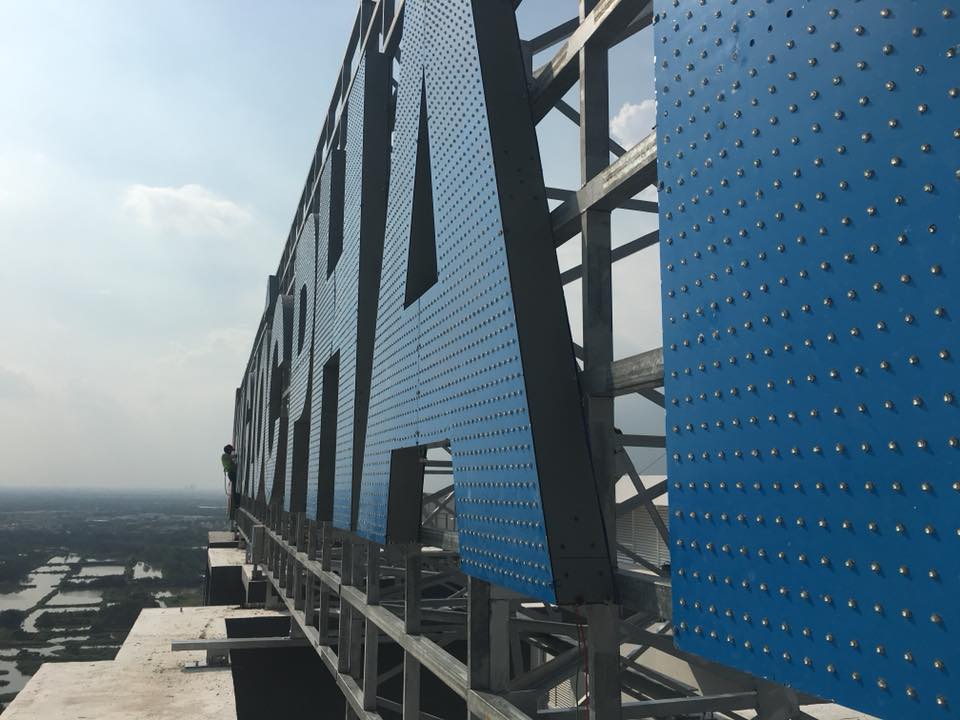 Biển quảng cáo trên nóc tòa nhà