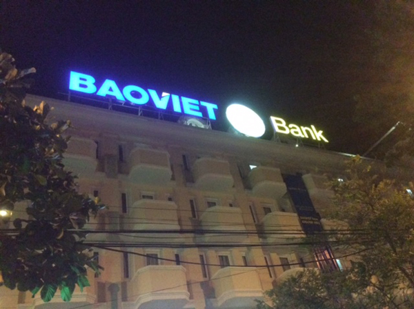 Làm biển quảng cáo trên nóc tòa nhà